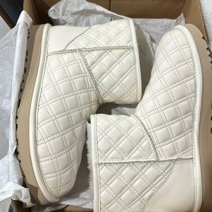 BRAND NEW / UGG Women’s Classic mini ii quilted